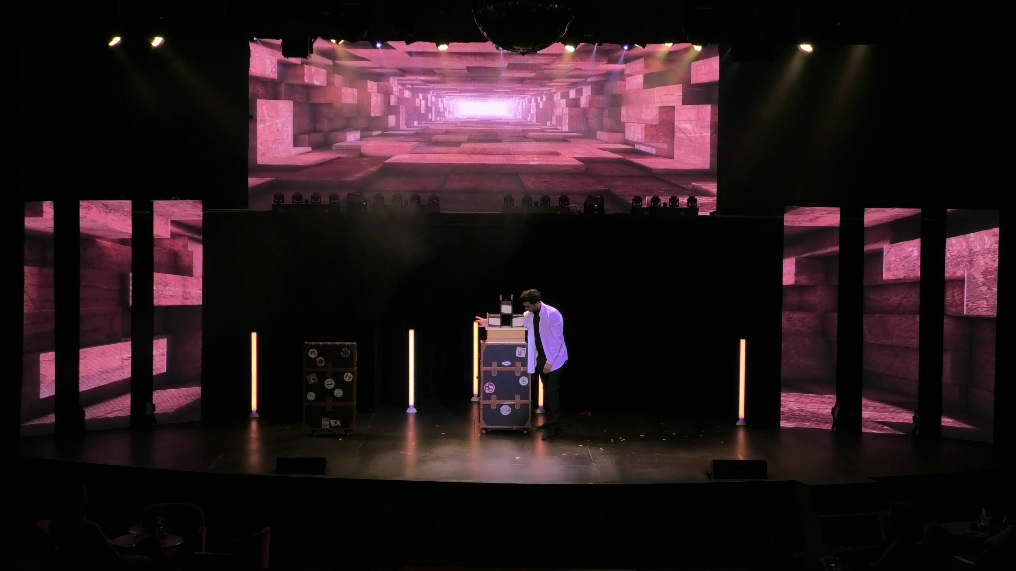 Oliver Moura performing