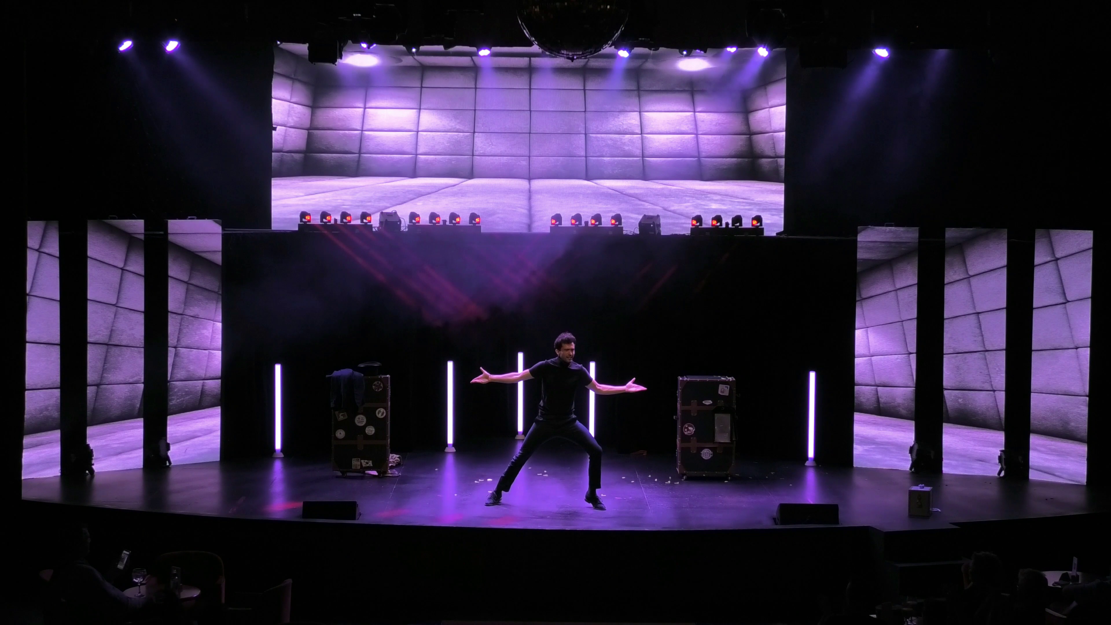 Oliver Moura performing