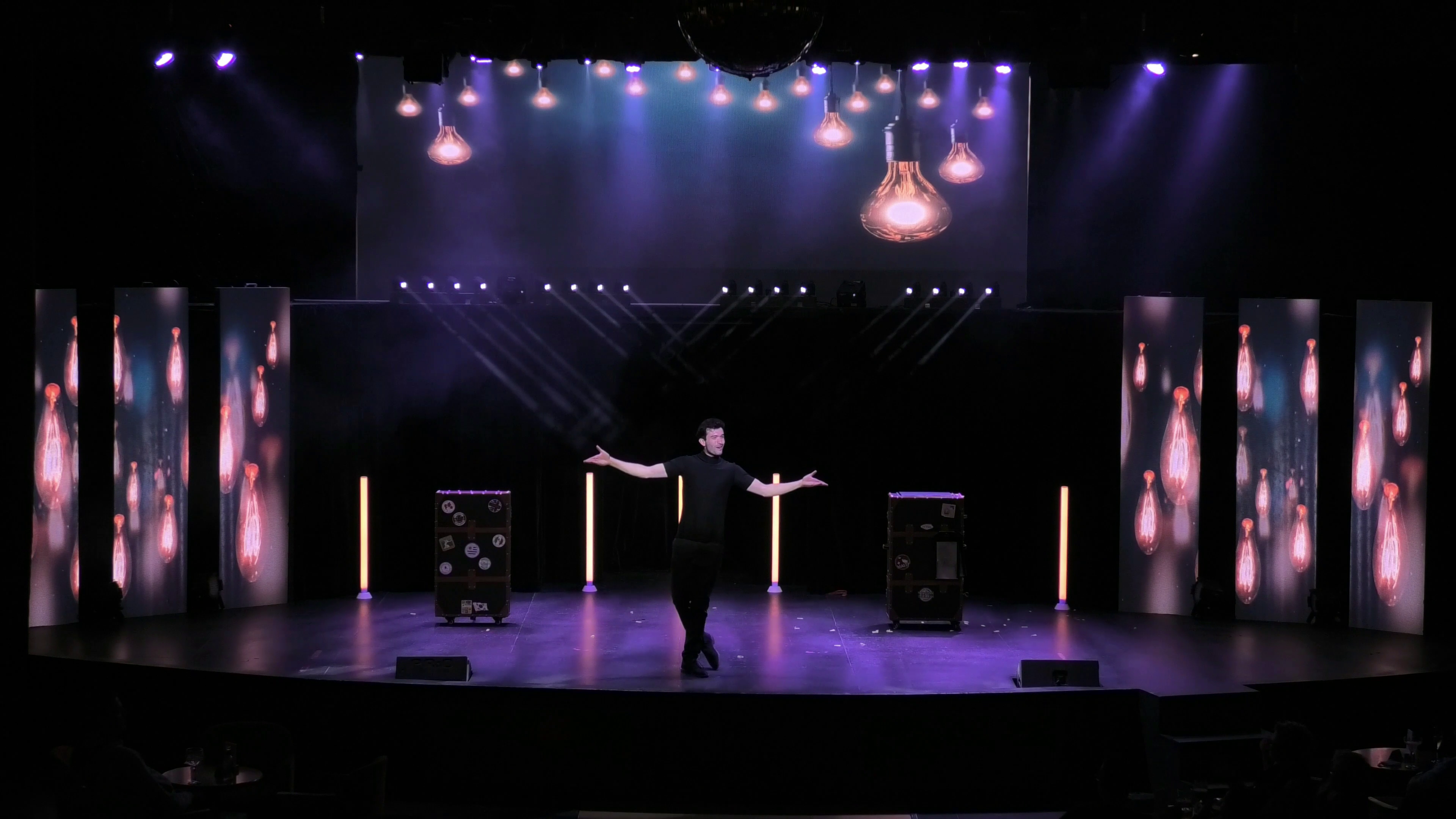 Oliver Moura performing